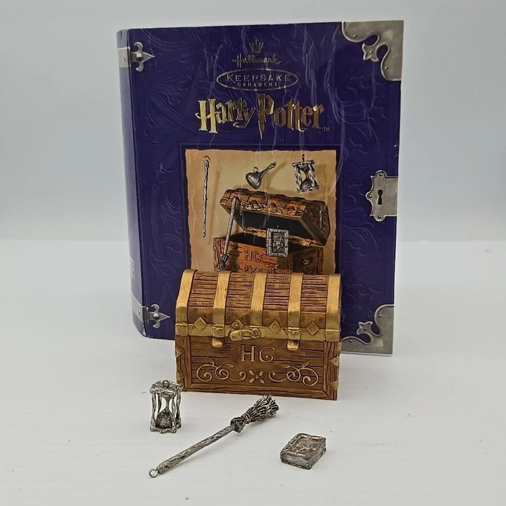 2001 Hallmark Keepsake Harry Potter Hermione Granger's Trunk Ornament (Read Des)